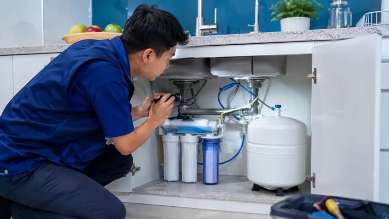 Kiểm tra rò rỉ máy lọc nước để gầm
